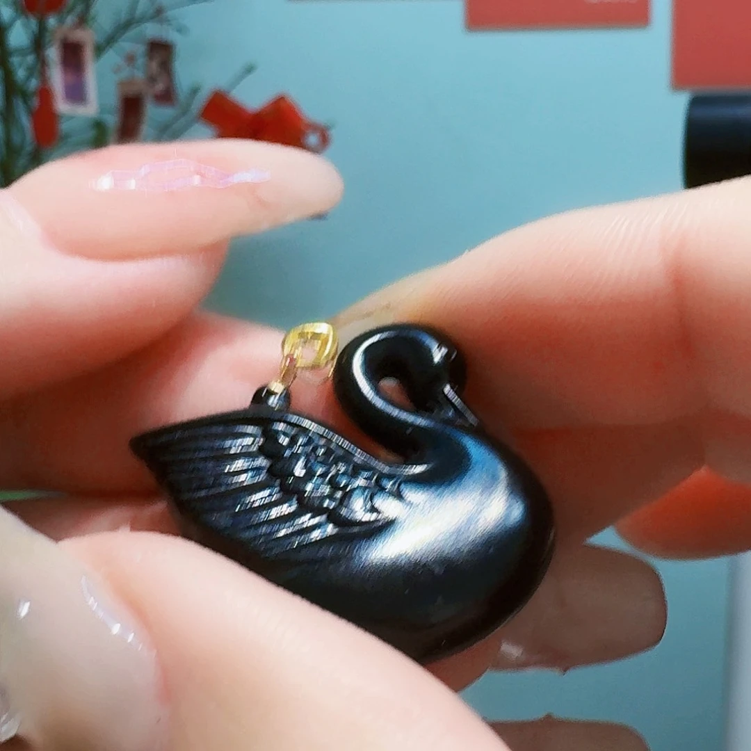 和田玉颈饰18K金镶嵌滴**滴黑天鹅