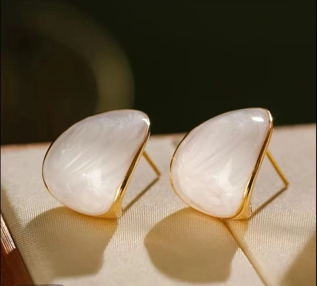 铜合金耳饰 白色，画油耳钉轻奢高级感气质大气，高端耳饰新款耳饰