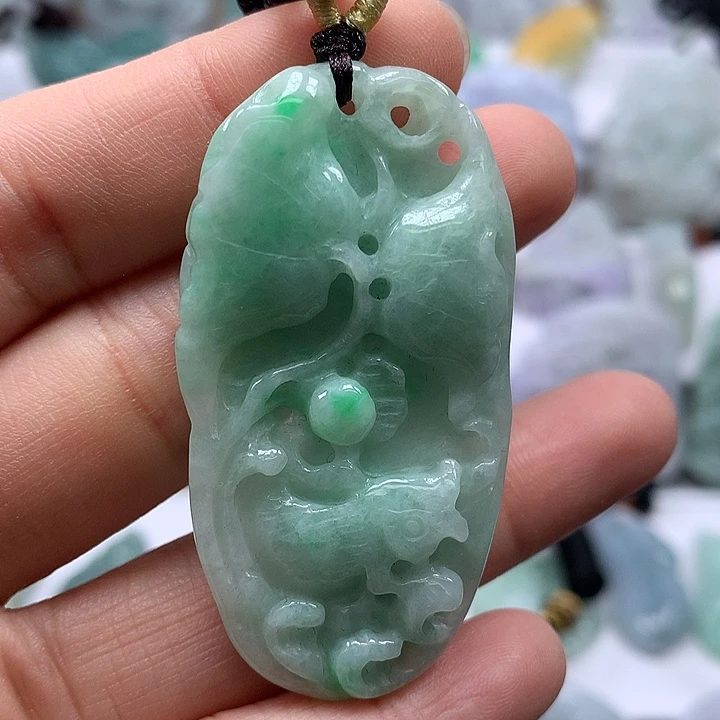 翡翠未镶嵌颈饰和和美美年年有余两面工艺福利