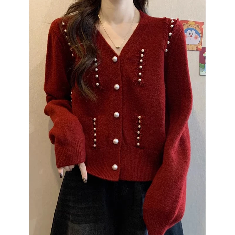 红色钉珠V领毛衣外套大码女装胖mm秋冬别致绝美遮肉针织开衫上衣