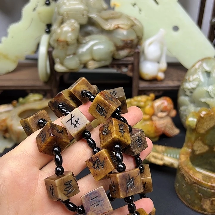 岫岩老玉（透闪石质玉）把件未镶嵌小**?