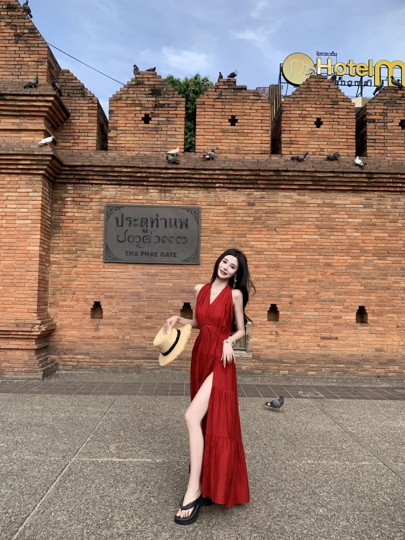 法式红色绑带挂脖连衣裙绝美露背性感开衩洋气大方海边度假长款