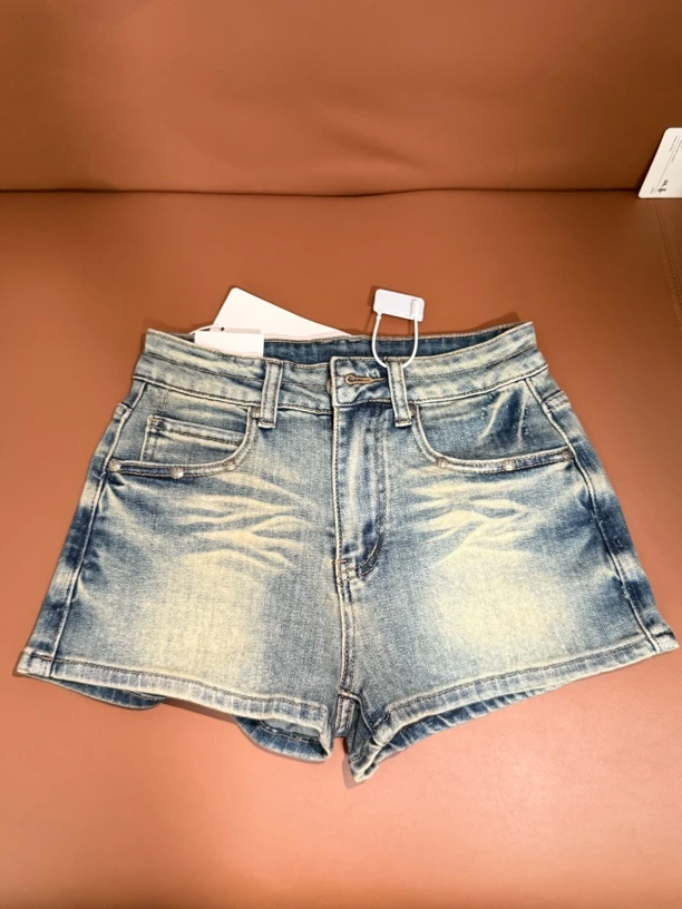 紧身牛仔裤辣妹 酷酷哒