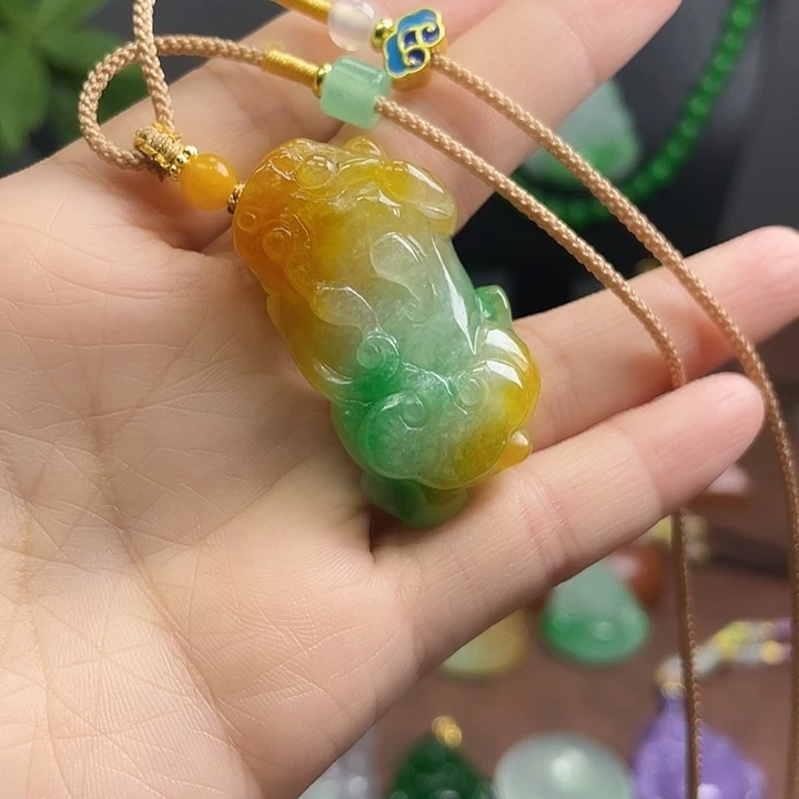 翡翠未镶嵌吊坠(赠链)