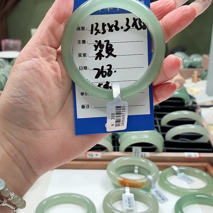 柒***夏未镶嵌手镯石英岩玉