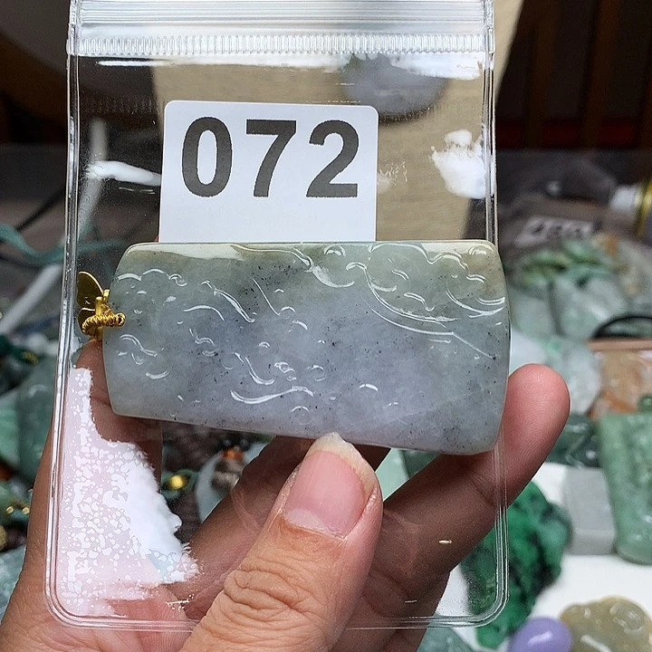 翡翠颈饰未镶嵌Y***?翡翠