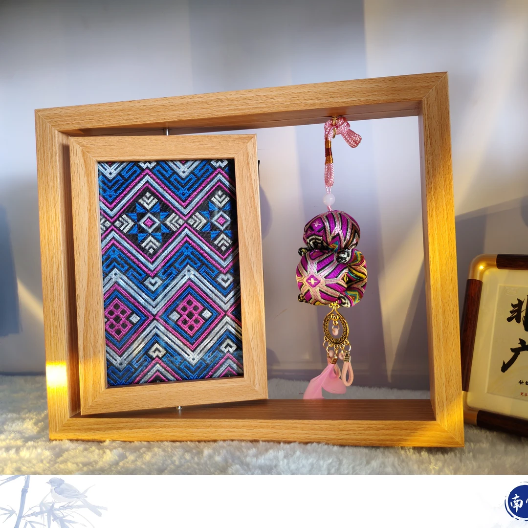 广西非遗壮锦文创手工麽乜挂件纹样摆台相框装饰画摆台装饰可旋转