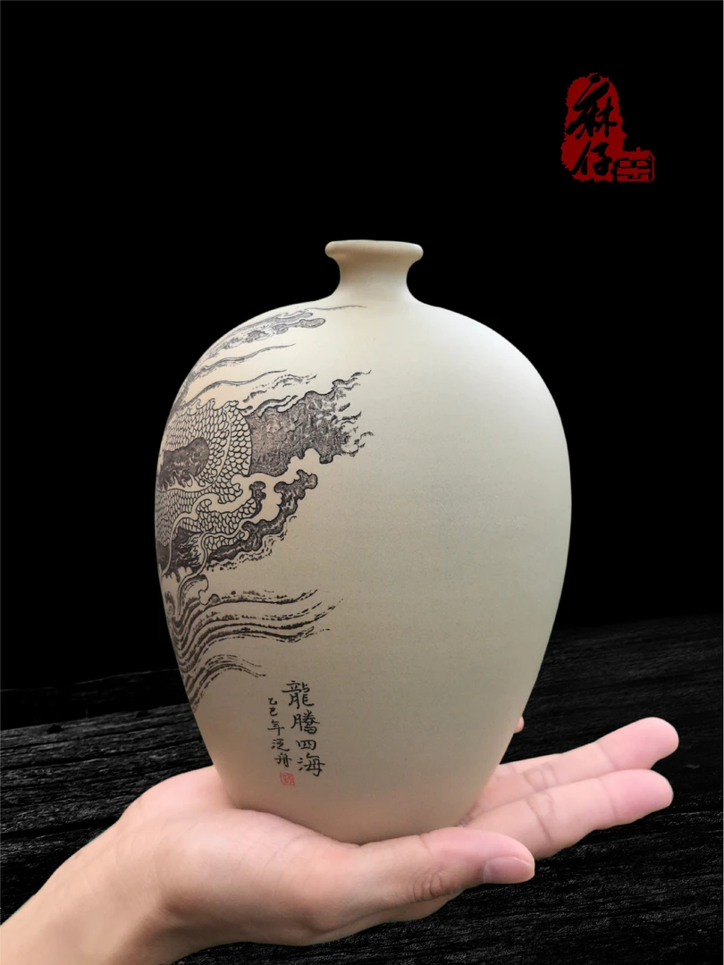 【素雪腾龙】白泥錾云龙纹藏珍瓶