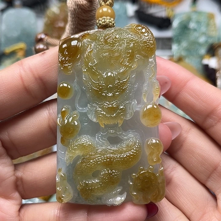 翡翠未镶嵌颈饰龙牌