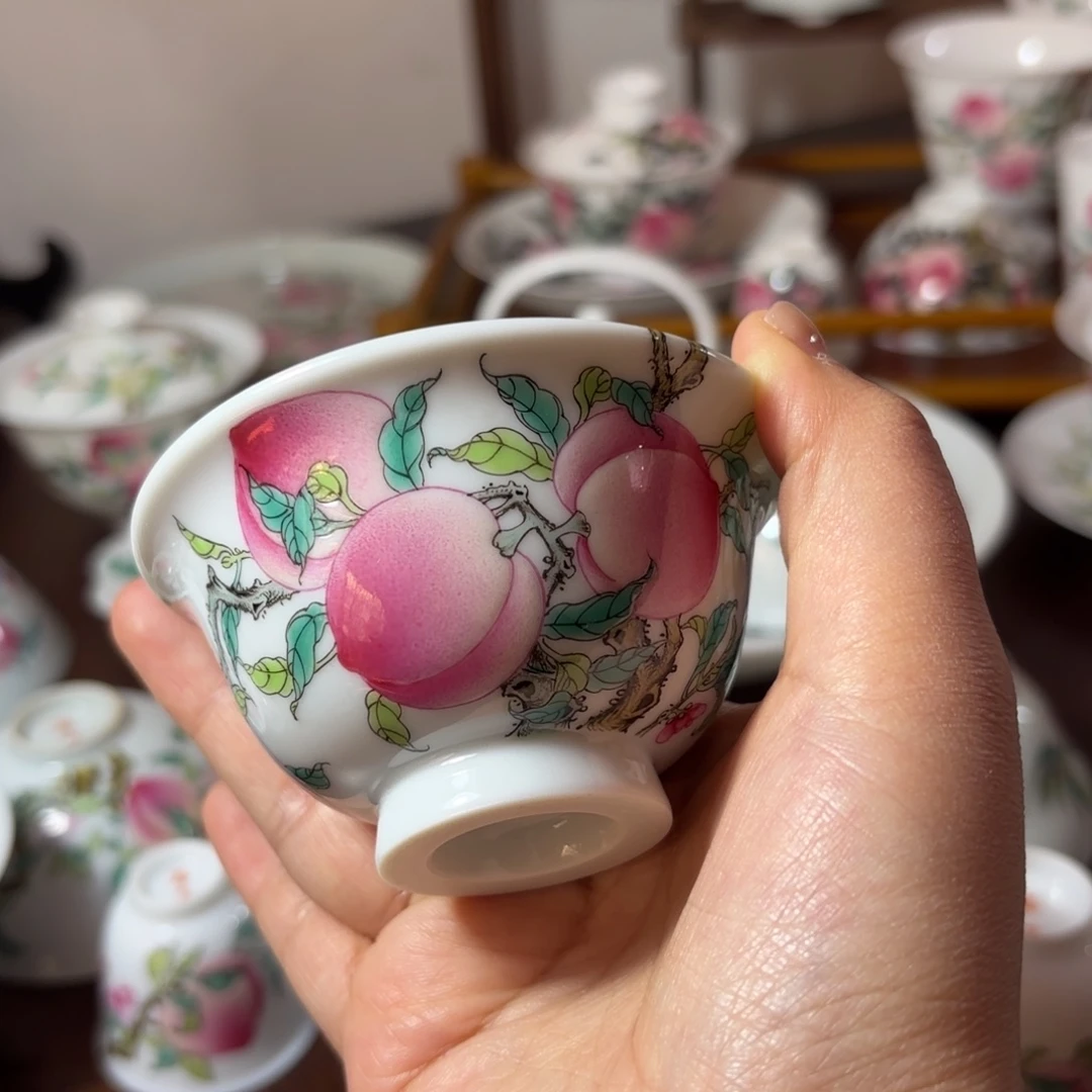 粉彩 桃压手杯……………………