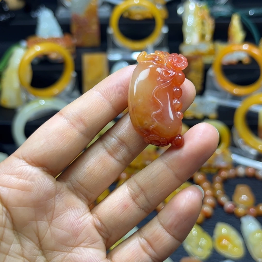 石英质玉（黄龙玉）未镶嵌颈饰