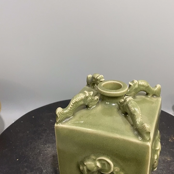 龙泉窑四系四方瓶造型独特