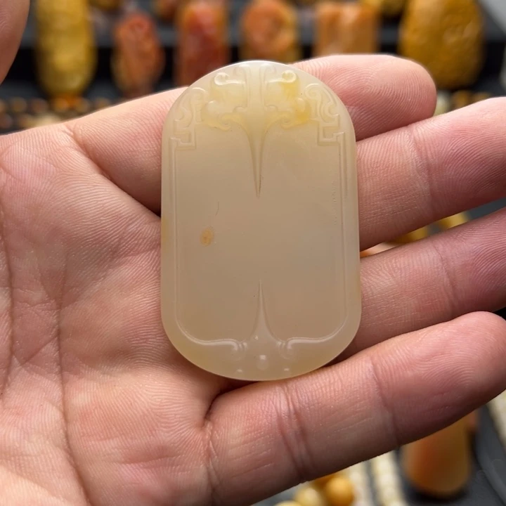 朱***飞石英质玉未镶嵌吊坠