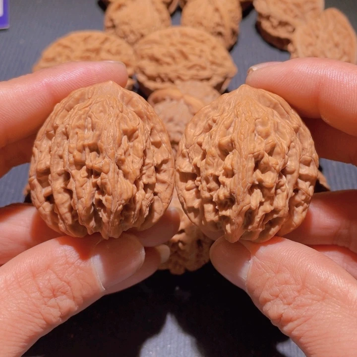 文玩核桃吊坠虎头