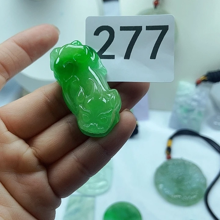 翡翠吊坠(赠链)未镶嵌