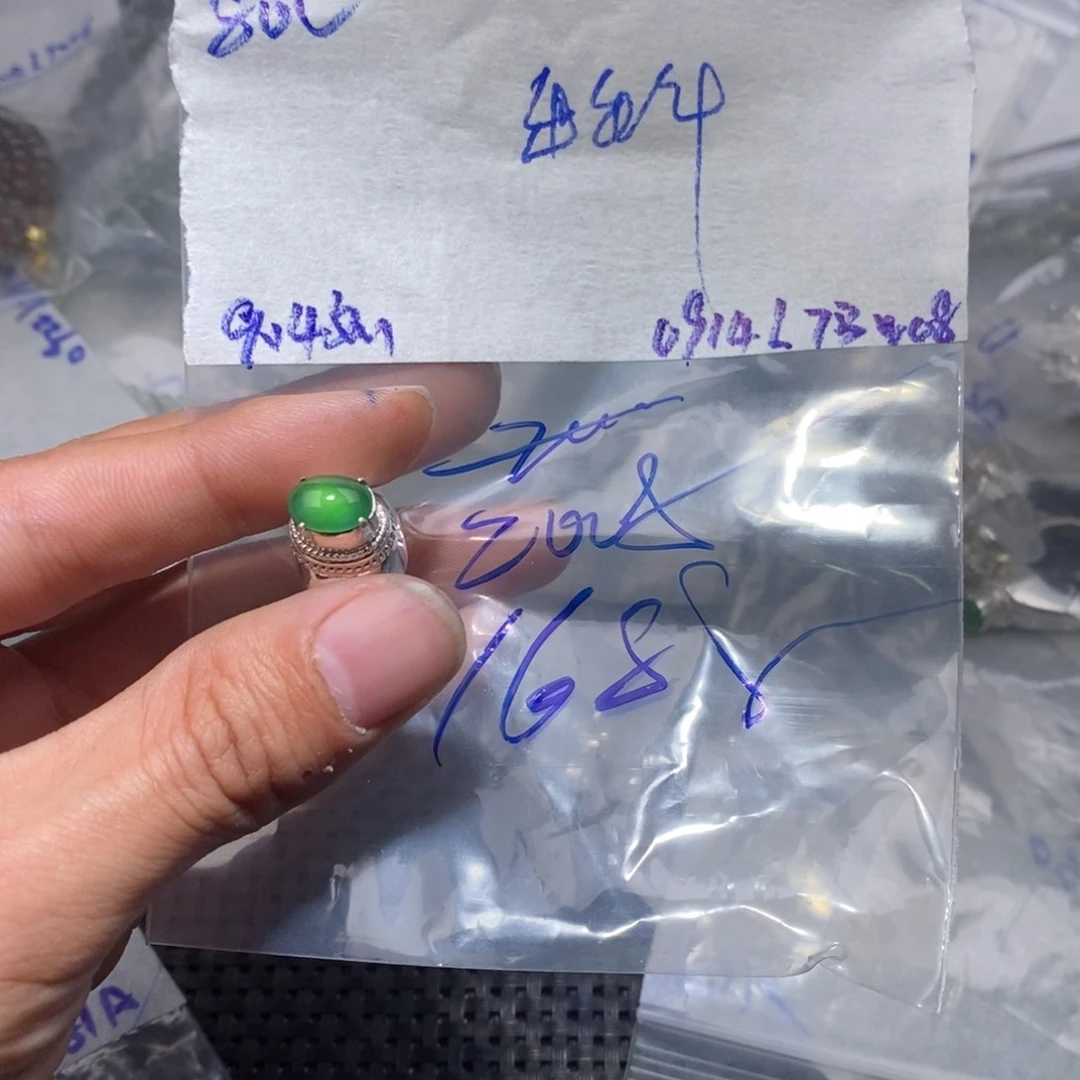 定制翡翠未镶嵌牛**?