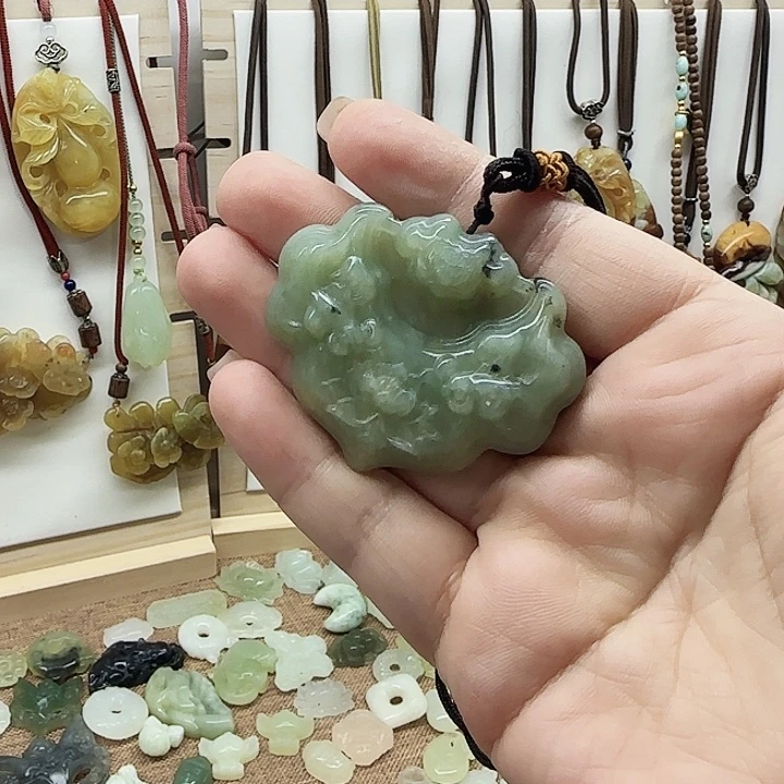 岫玉合金颈饰平安锁
