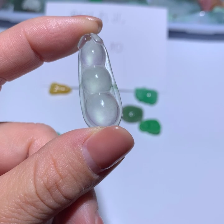 翡翠未镶嵌颈饰福豆