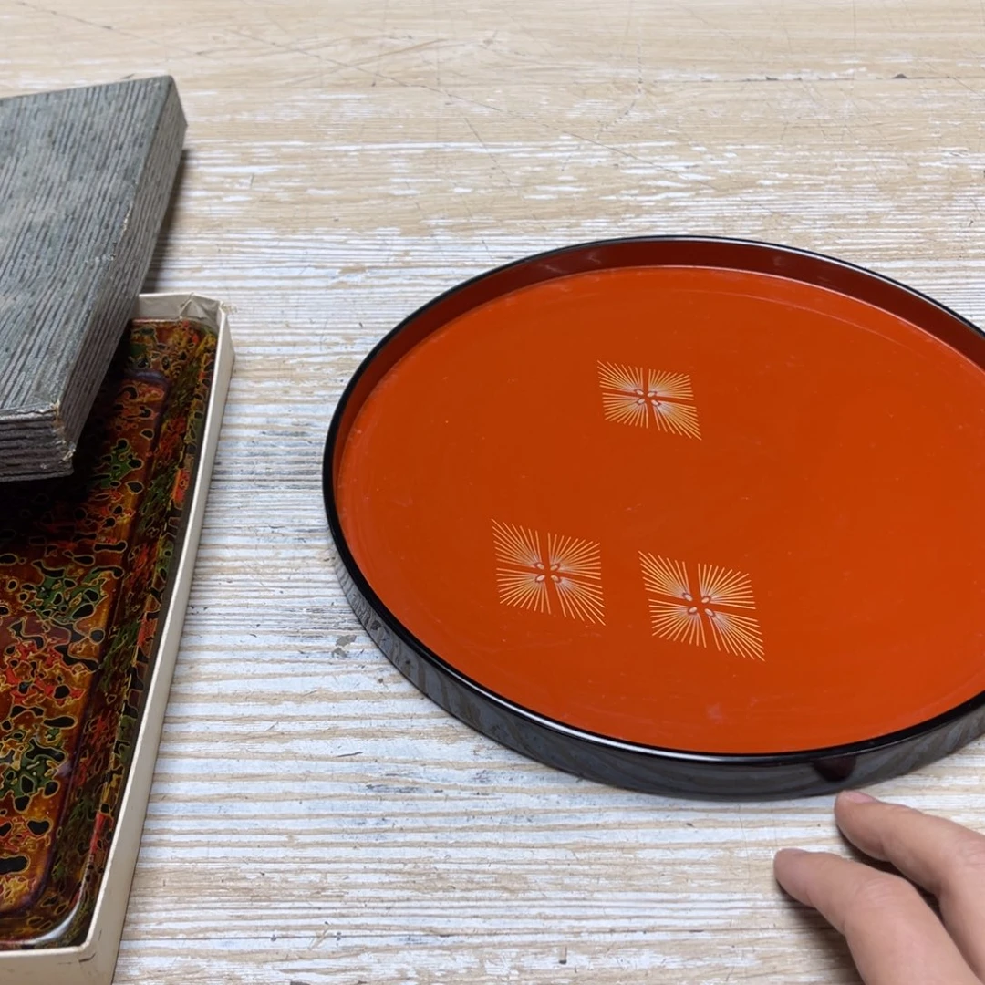 瓷片料****厨密密麻麻地排列着一个