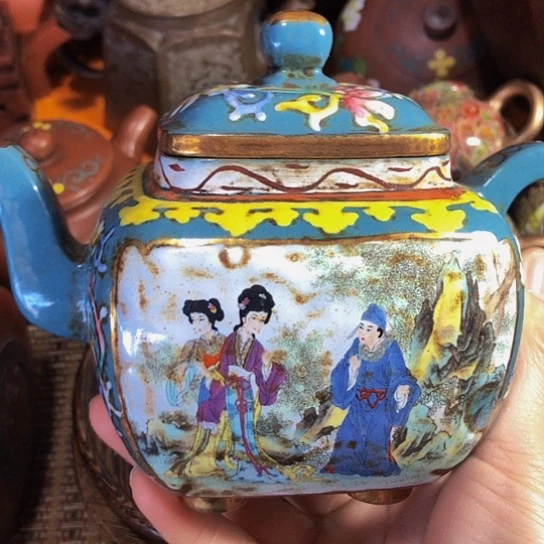 茶壶紫砂原矿泥料手工制作的一把紫砂壶。