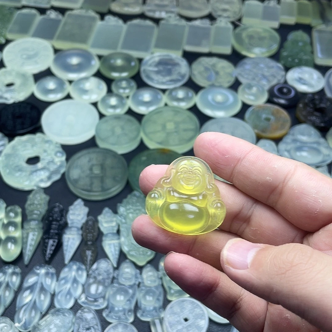 岫玉未镶嵌颈饰佛公