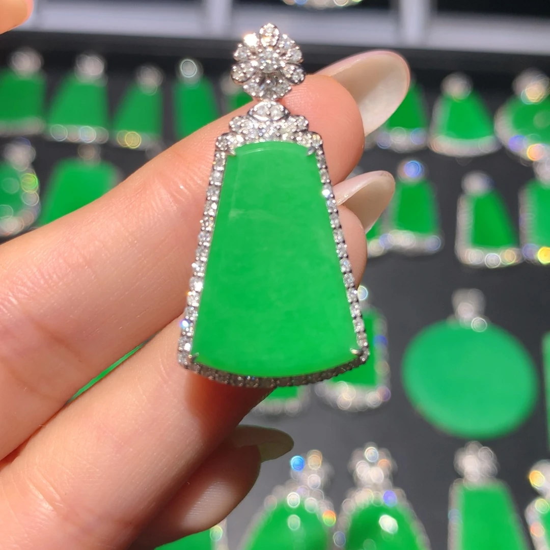 翡翠18K金镶嵌颈饰L****?翡翠