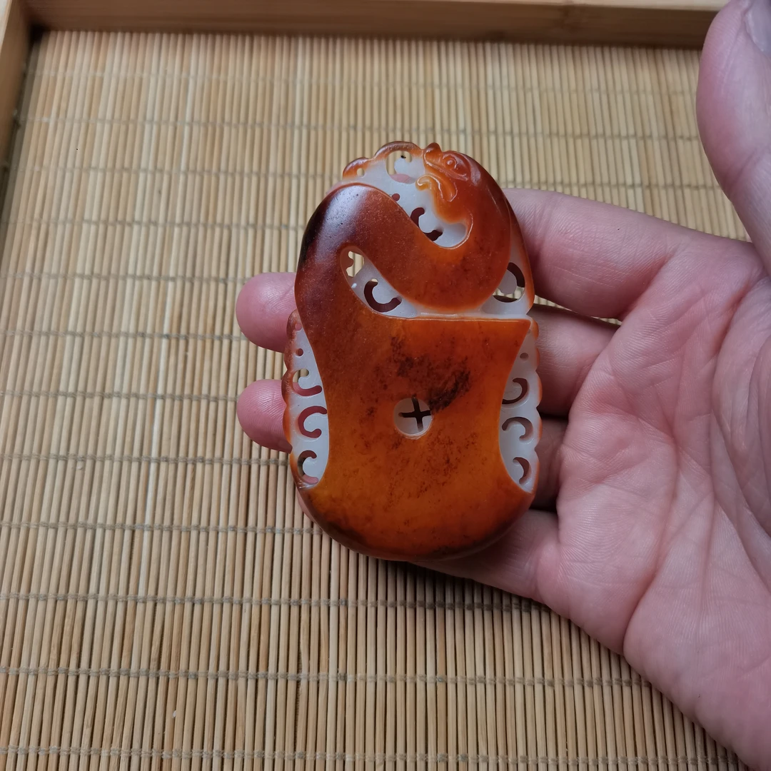 新疆和田玉府上有龙95克