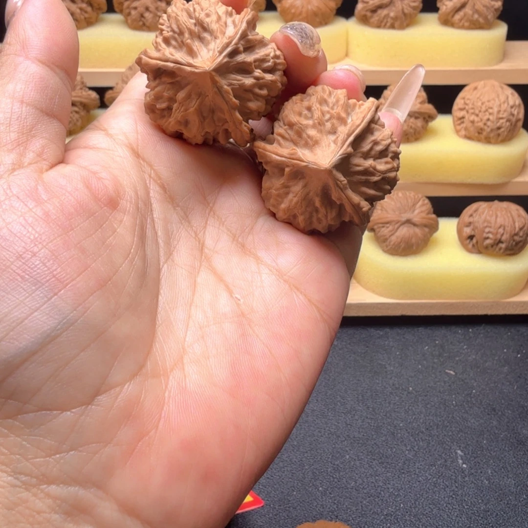 文玩核桃吊坠38尺红马蹄三楞