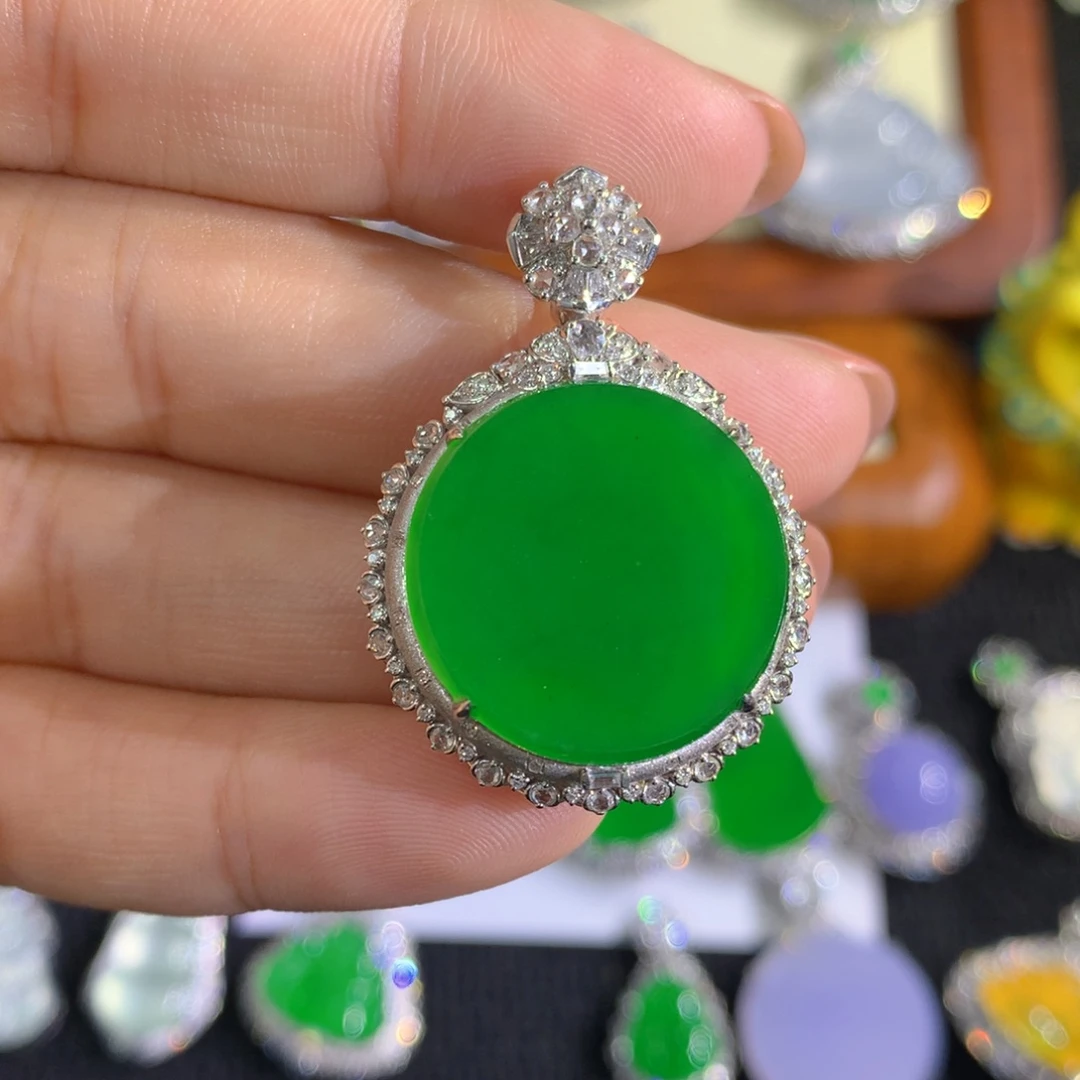 翡翠18K金镶嵌颈饰