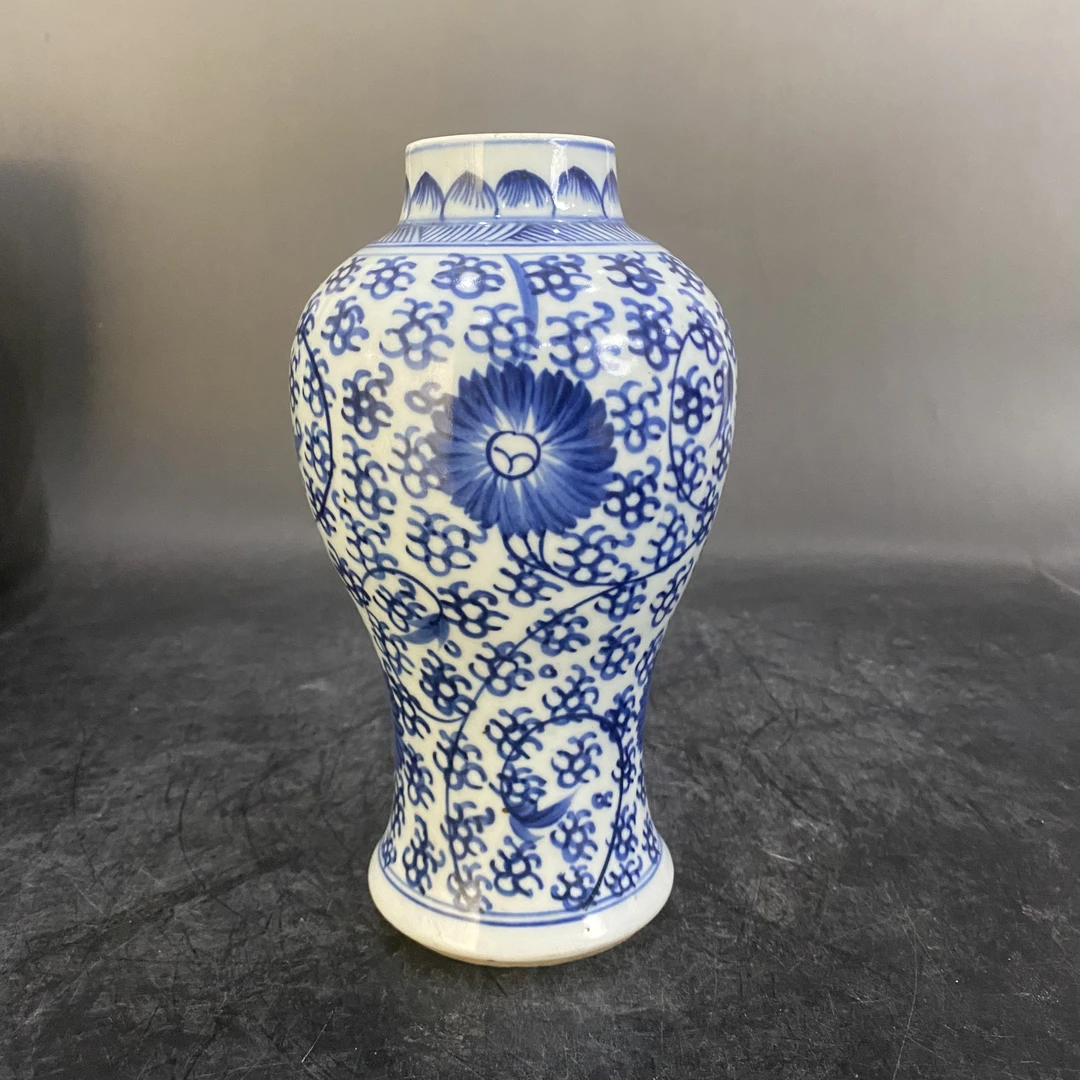 0382 缠枝莲纹鸡腿瓶