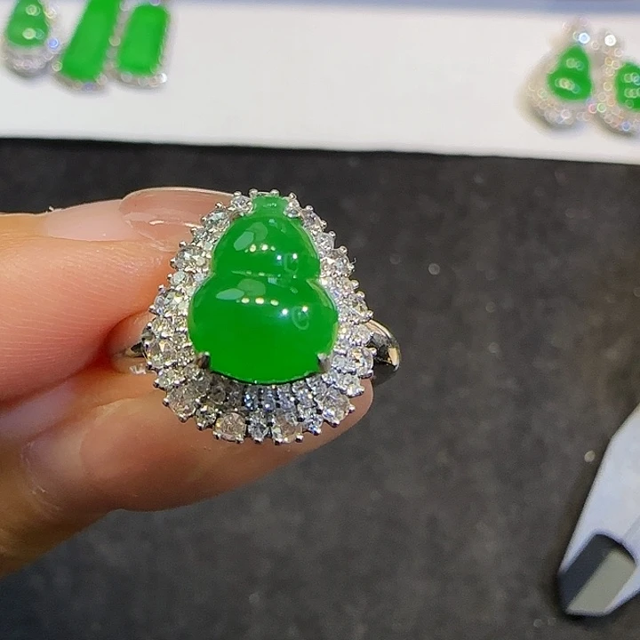 翡翠戒指18K金镶嵌葫芦