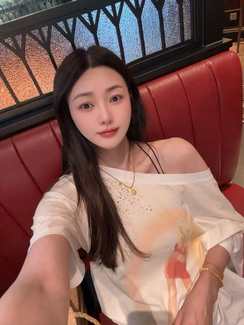 背影女人斜肩短袖大T