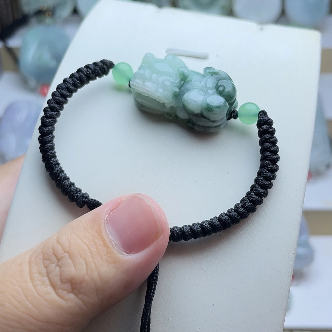 翡翠未镶嵌颈饰貔貅