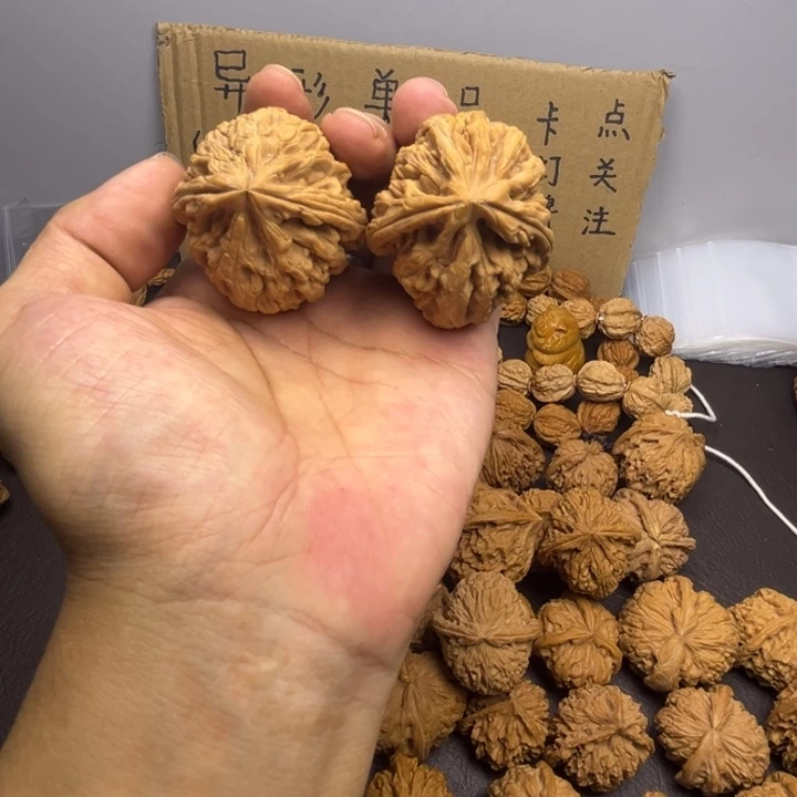 ****人吊坠桃核红锦鲤两单只 微瑕疵