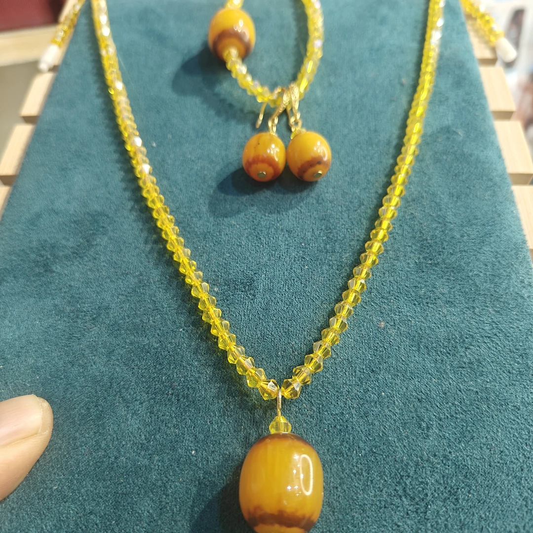 ئەتلەس كەكرى بار، خىرىستال ئېلىنغان يۈرۈش.