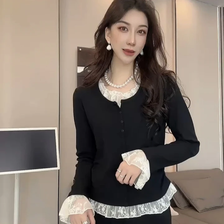 T恤蕾丝长袖拼接显众法式百搭网红打底衫洋气韩系时尚黑色春季