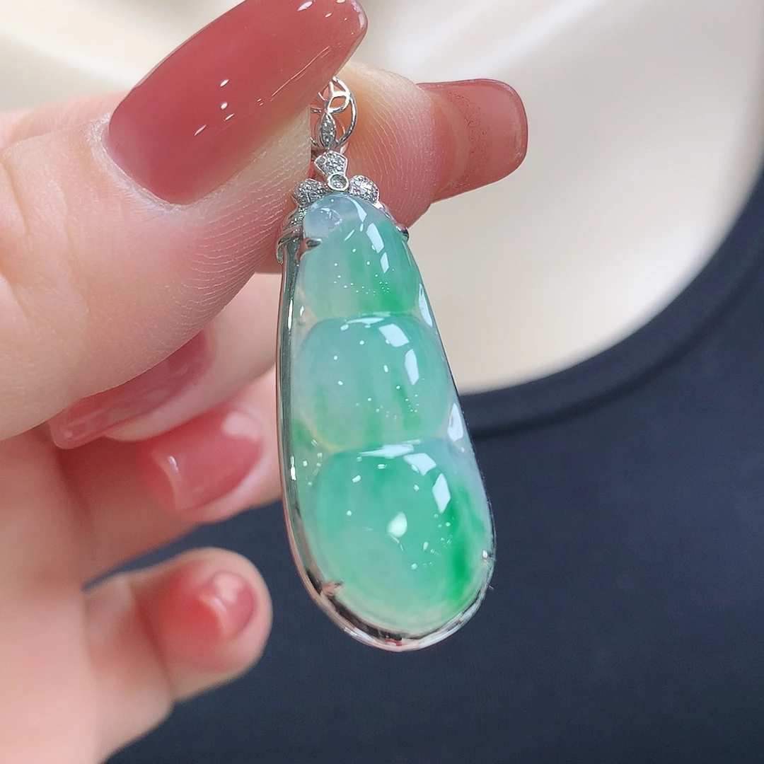 翡翠18K金镶嵌颈饰福豆