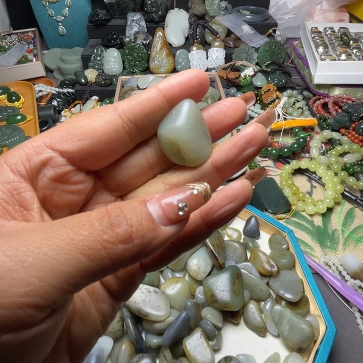 双***画和田玉未镶嵌珠宝半成品