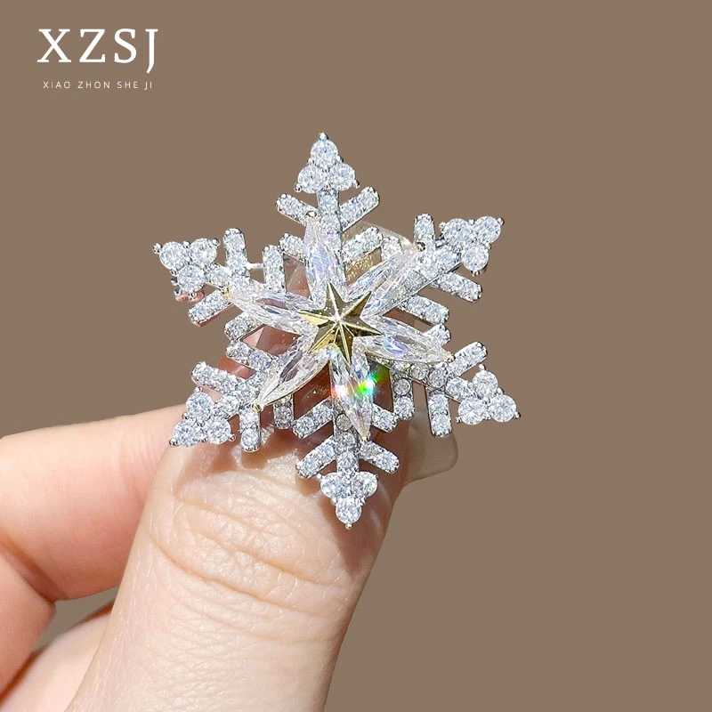 铜锆石胸针 可旋转 立体水晶雪花别针女轻奢高档精致新款毛衣胸花