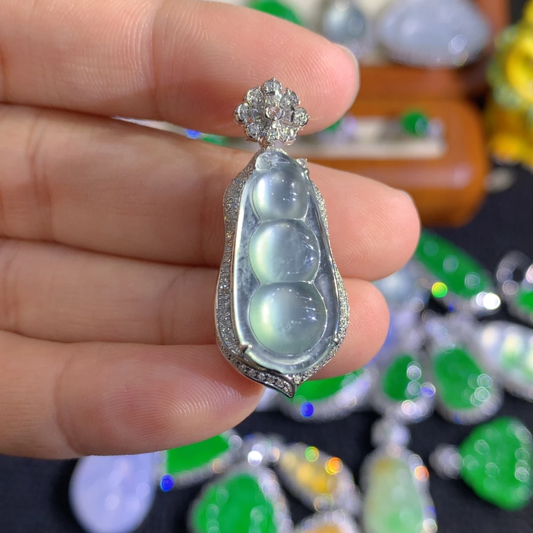 翡翠18K金镶嵌颈饰