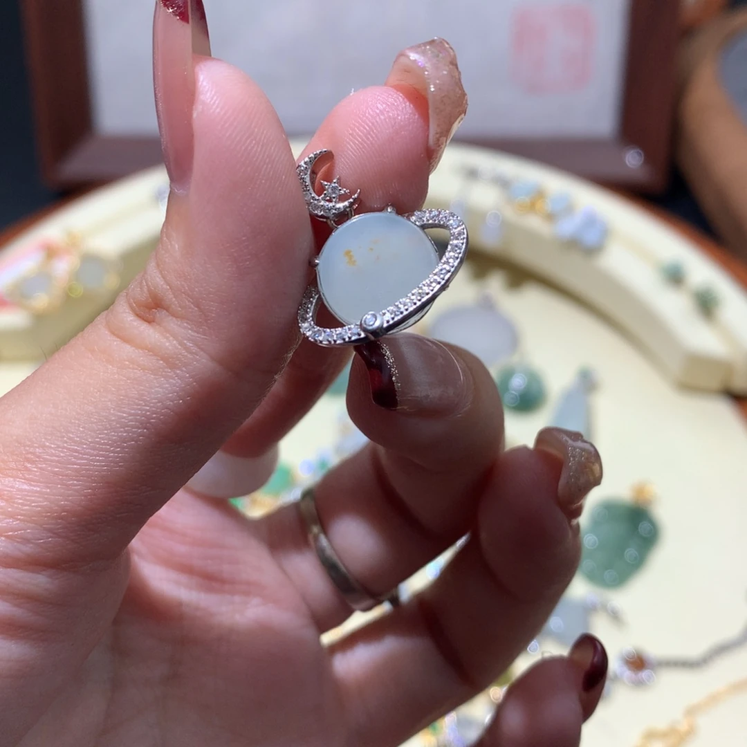 翡翠未镶嵌颈饰星球吊坠