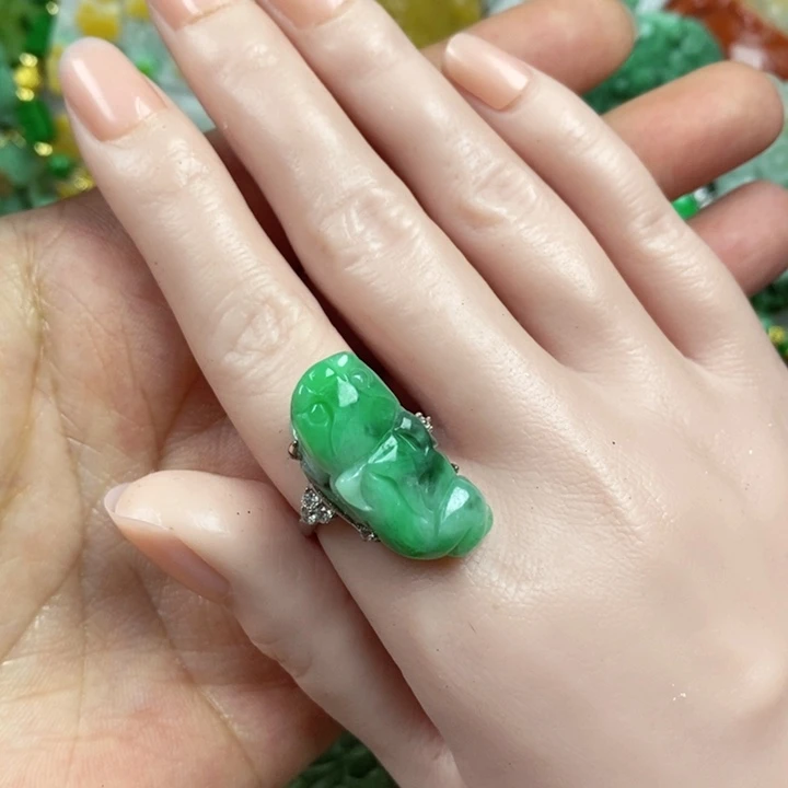 翡翠未镶嵌吊坠(赠链)