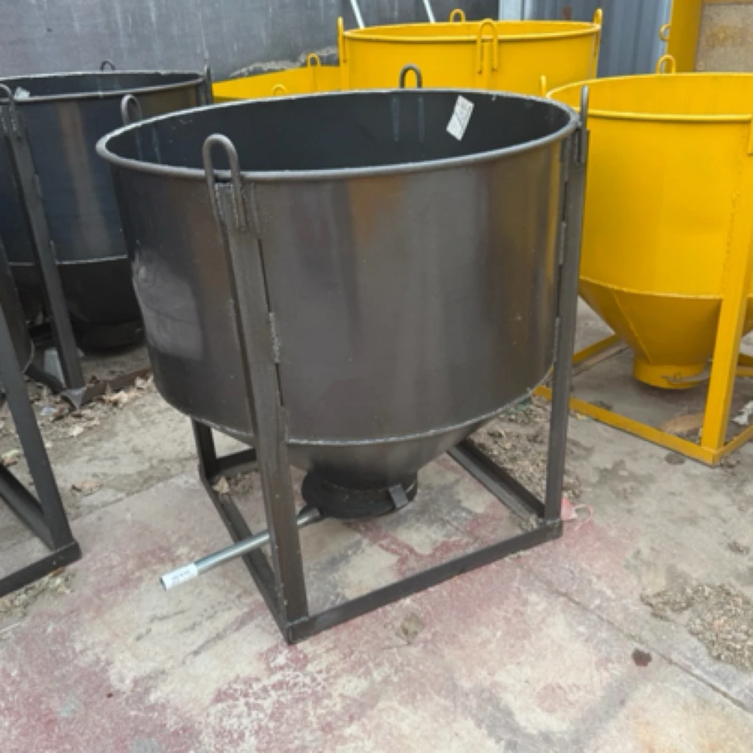 工地专用多功能圆形混凝土料斗钩子铁皮下料斜口吊车灰斗砖斗灰盘