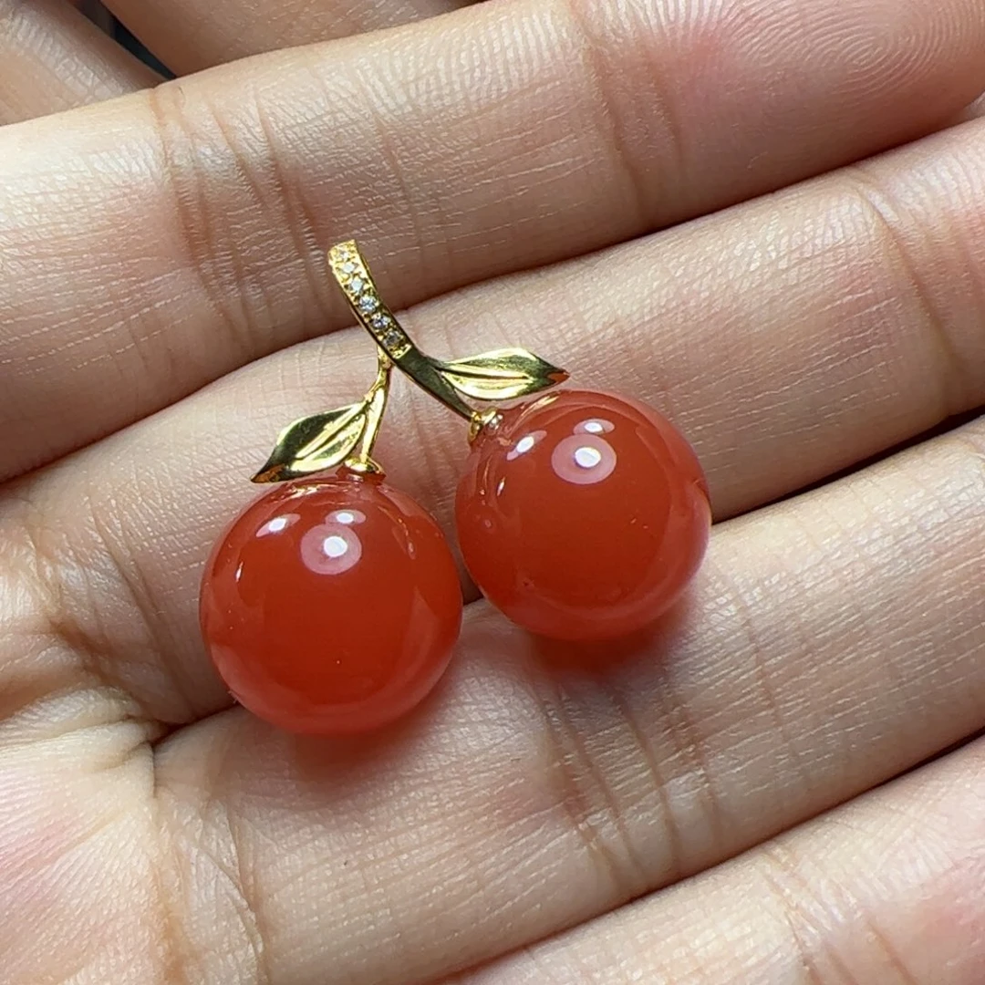 18K金镶嵌吊坠南红玛瑙