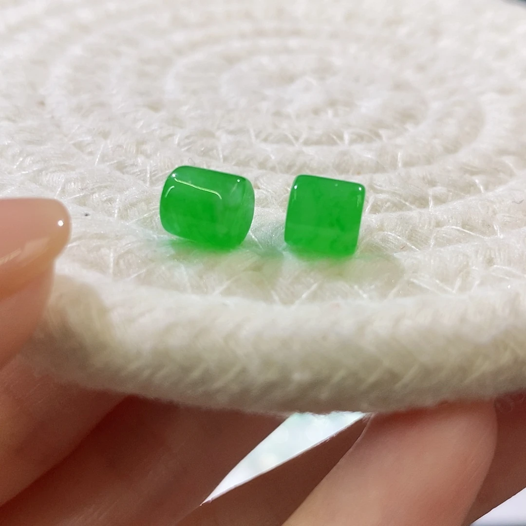 翡翠未镶嵌颈饰一对冰阳绿桶