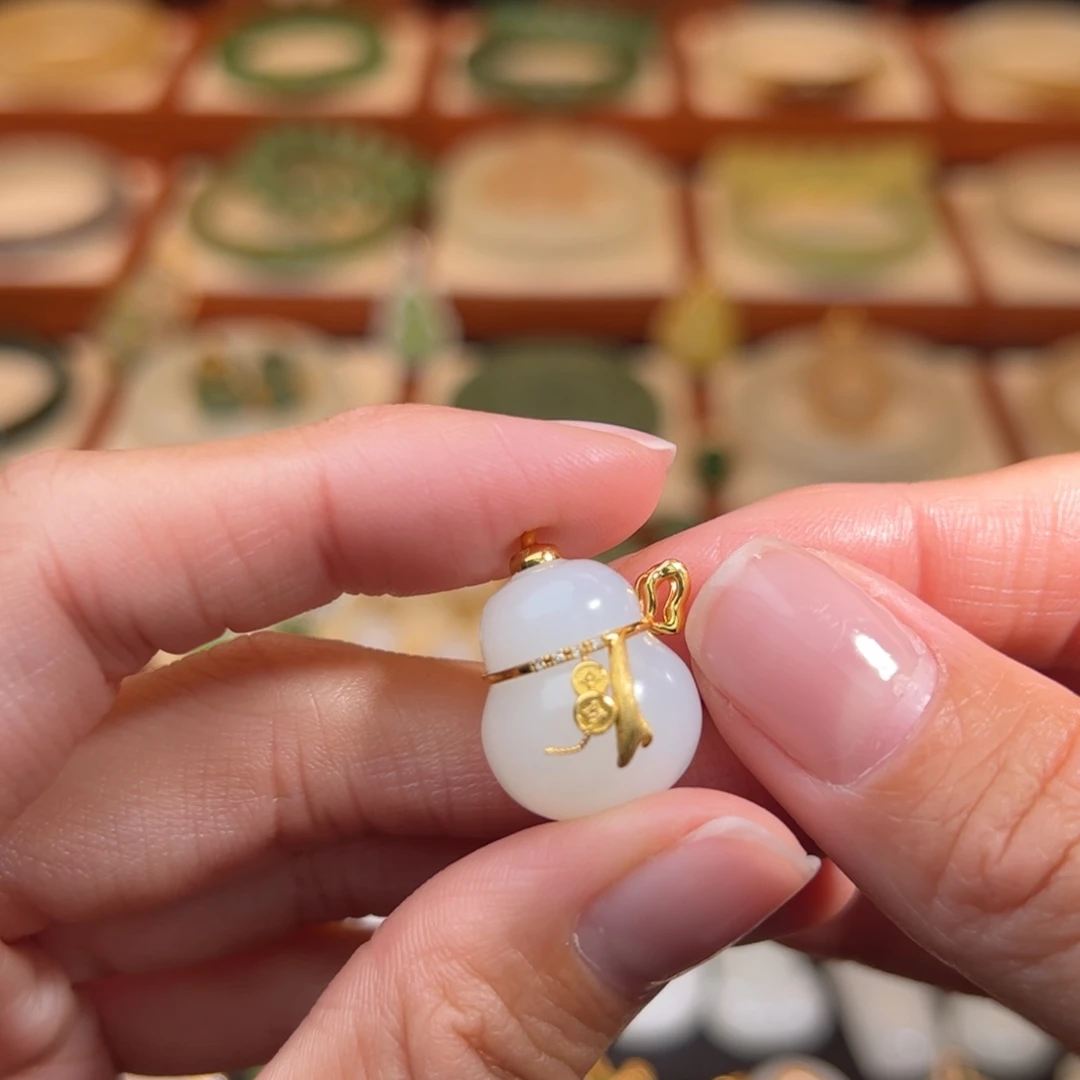 和田玉18K金镶嵌挂件