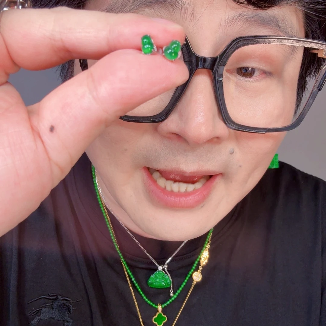 翡翠未镶嵌颈饰一对