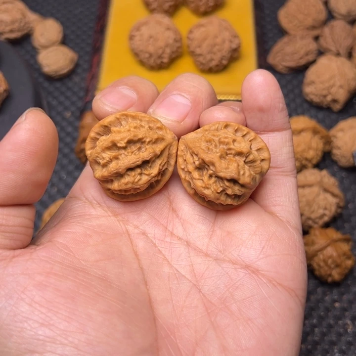 文玩核桃吊坠蝴蝶