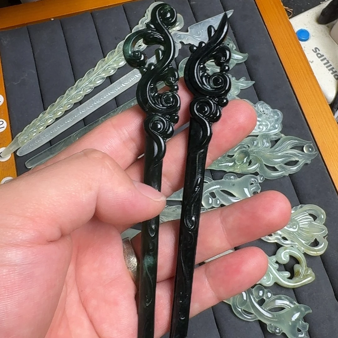 燕***燕未镶嵌蛇纹石玉发饰