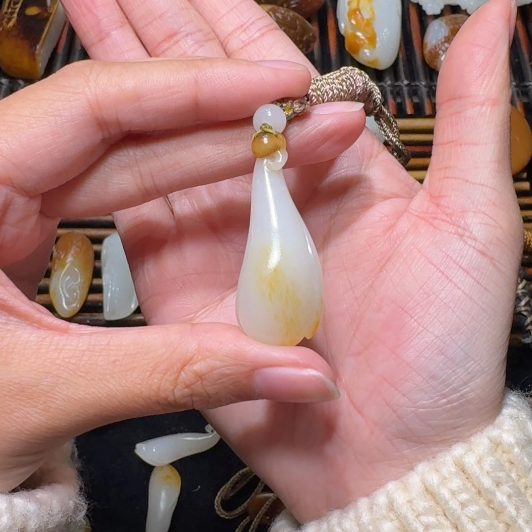 乐***活和田玉未镶嵌颈饰兰花